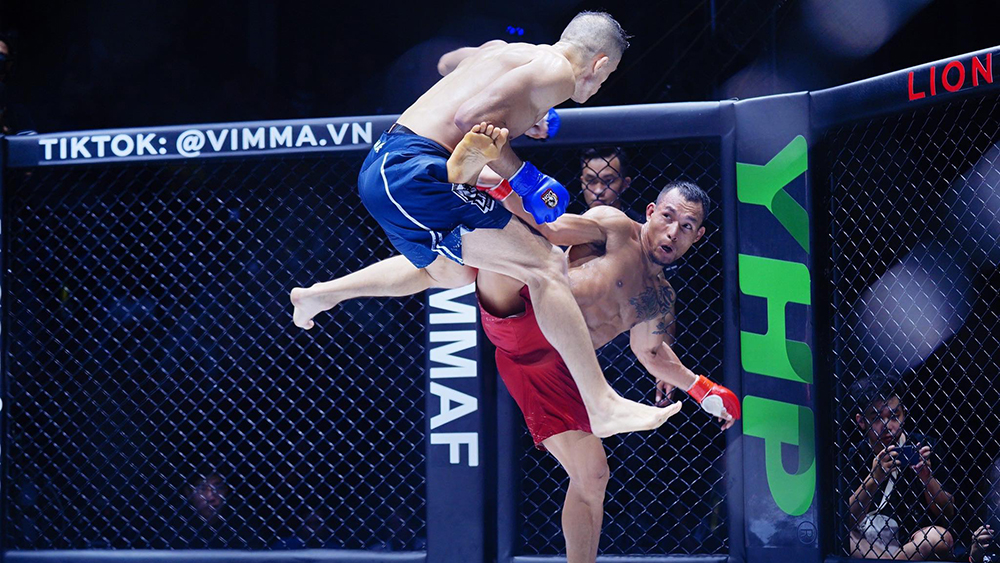 Trần Quang Lộc hai lần chảy máu trận bảo vệ đai vô địch MMA