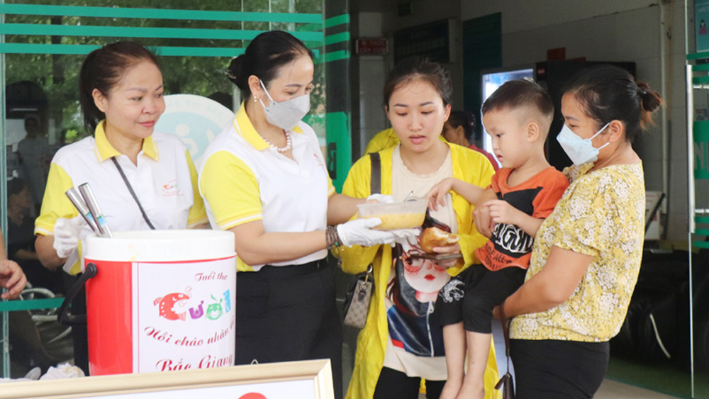 Khai trương nồi cháo nhân ái tại Bệnh viện Sản - Nhi Bắc Giang