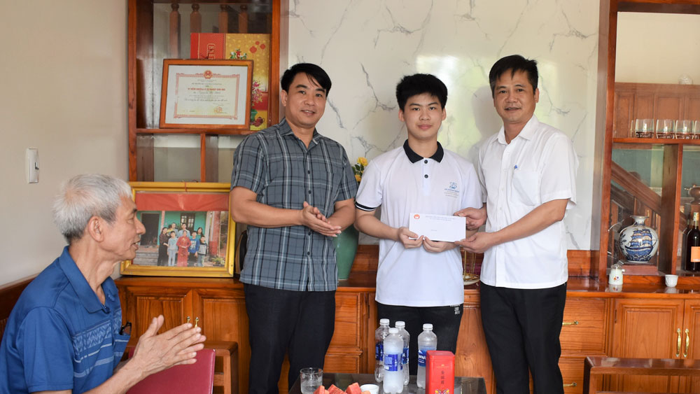 Huyện Tân Yên trao thưởng cho em Giáp Vũ Sơn Hà, Huy chương Bạc Olympic Hóa học Quốc tế Abu Reikhan Beruniy