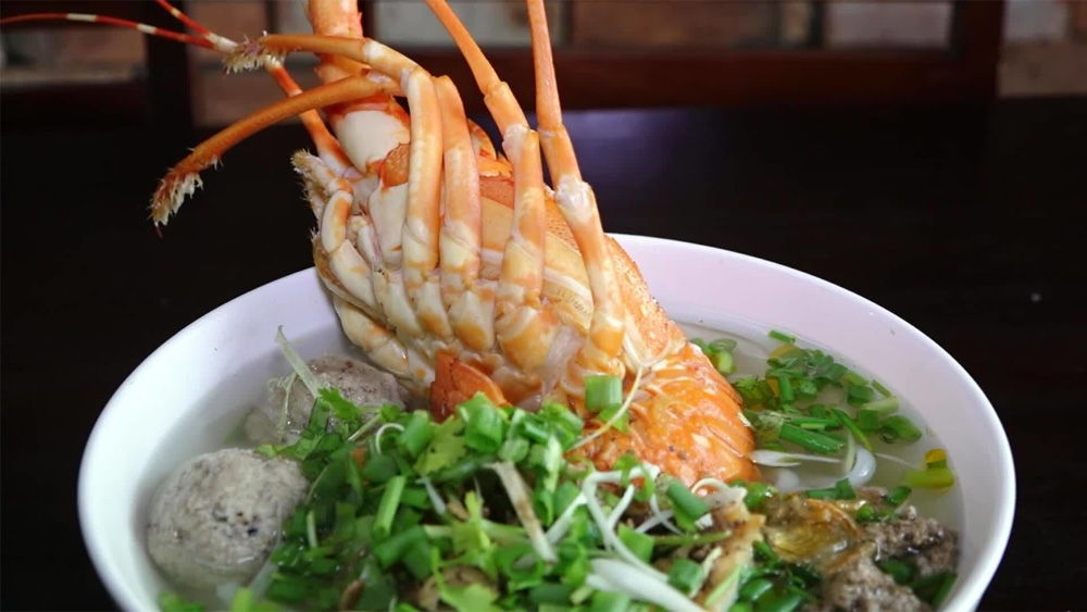 Thick noodle lobster soup delights customers in Quy Nhon