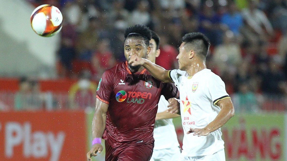Cup Quốc gia: Cầu thủ Hà Tĩnh đánh chỏ vào mặt đối thủ