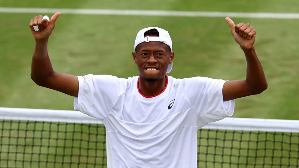 Wimbledon: Tay vợt cao 2 m loại Tsitsipas