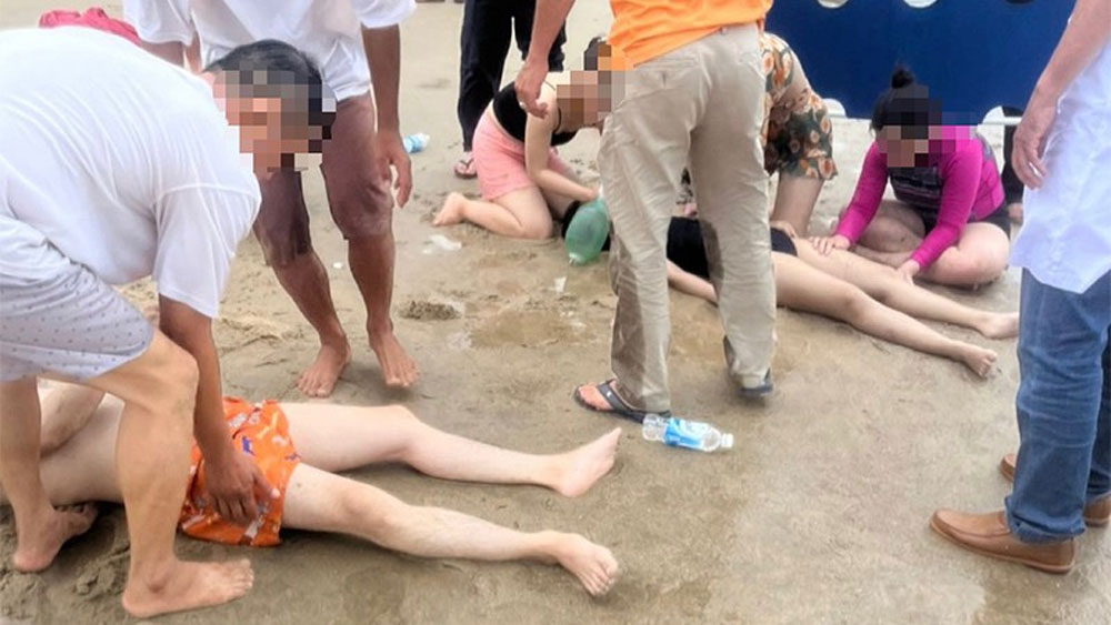 Cứu 7 du khách bị đuối nước khi tắm biển tại Phan Thiết