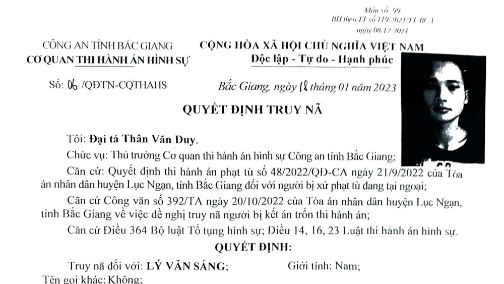 Vận động đối tượng truy nã ra đầu thú