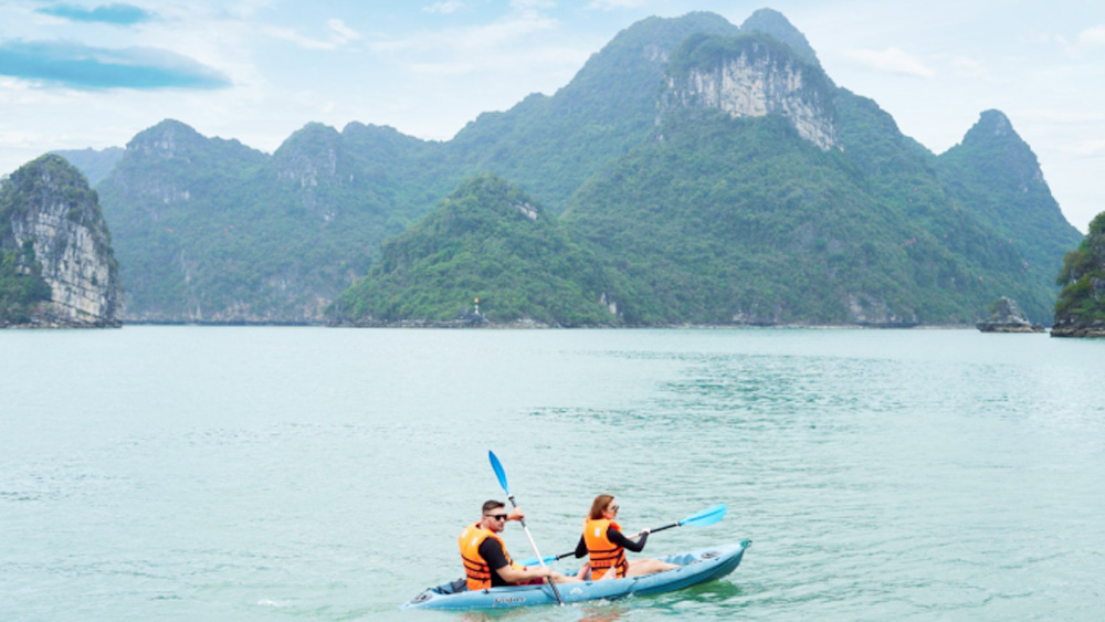 Cruise tour to discover Lan Ha Bay