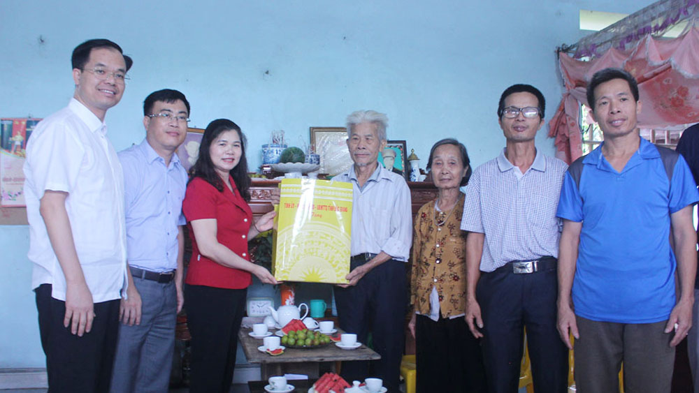 Phó Chủ tịch Thường trực HĐND tỉnh Bắc Giang Lâm Thị Hương Thành tặng quà gia đình người có công tại huyện Yên Thế