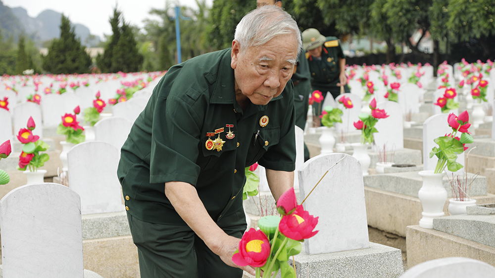 Dâng hương tưởng nhớ các liệt sĩ tại Nghĩa trang Quốc tế Việt - Lào