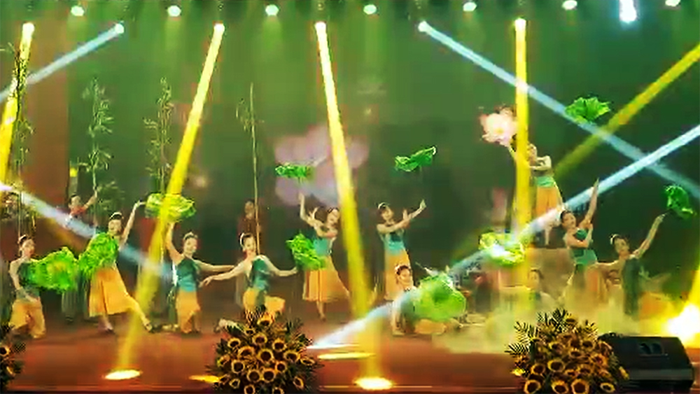 Chiêm ngưỡng tiết mục múa "Hồn Việt" của Hội Nông dân huyện Yên Dũng