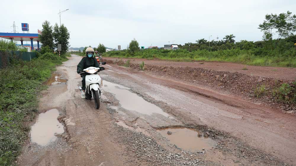 Đường gom cao tốc Hà Nội - Bắc Giang xuống cấp, mất an toàn giao thông