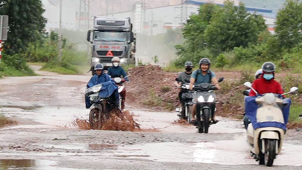 Mất an toàn giao thông ở đường gom cao tốc Hà Nội - Bắc Giang