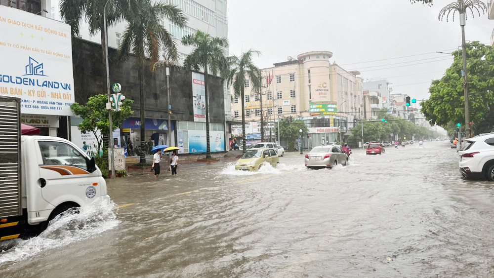 Mưa lớn kéo dài, nhiều địa điểm ở TP Bắc Giang ngập sâu