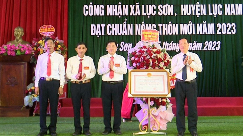 Xã Lục Sơn đón bằng công nhận đạt chuẩn nông thôn mới