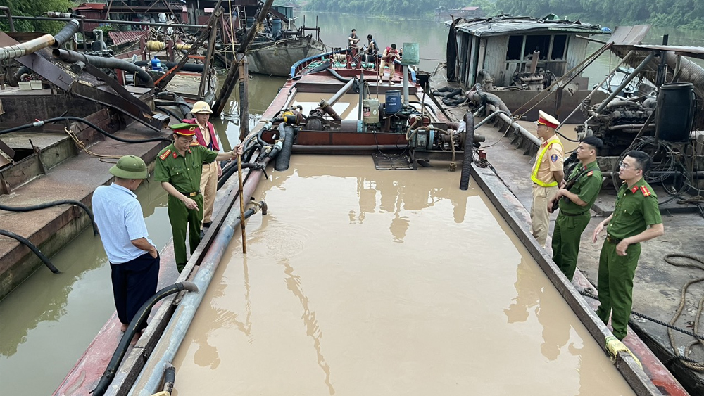 Tạm giữ 2 tàu khai thác, vận chuyển khoáng sản trái phép