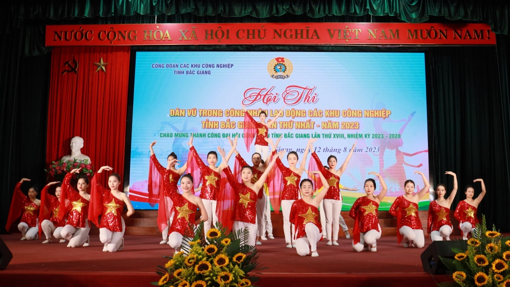 300 công nhân các khu công nghiệp tham gia hội thi dân vũ