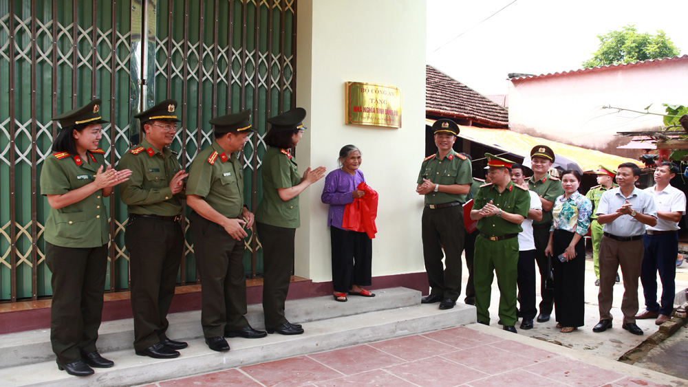 Trao tặng nhà nghĩa tình đồng đội cho thân nhân liệt sĩ Công an nhân dân ở huyện Yên Thế