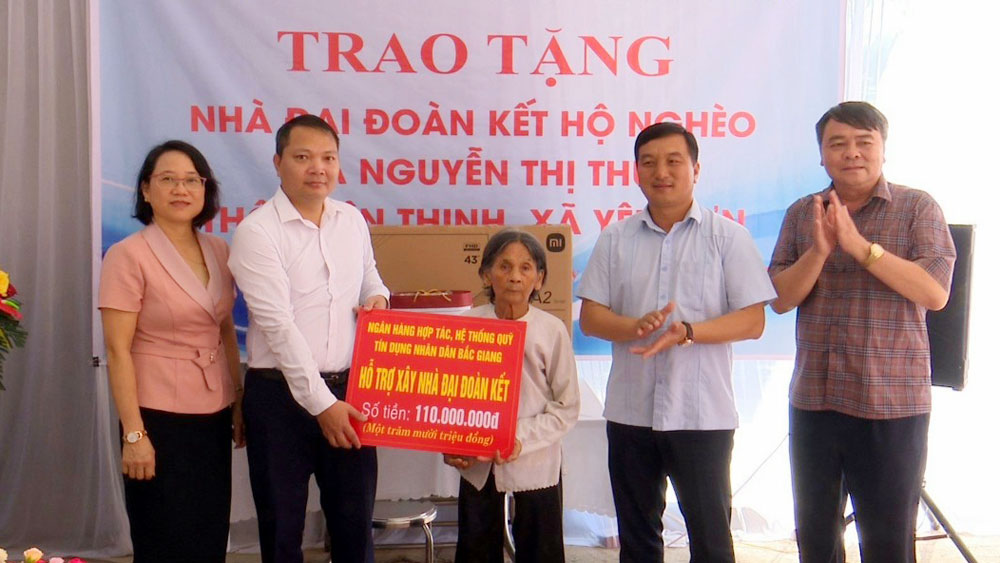 Lục Nam: Trao tiền hỗ trợ  xây nhà đại đoàn kết cho hộ nghèo