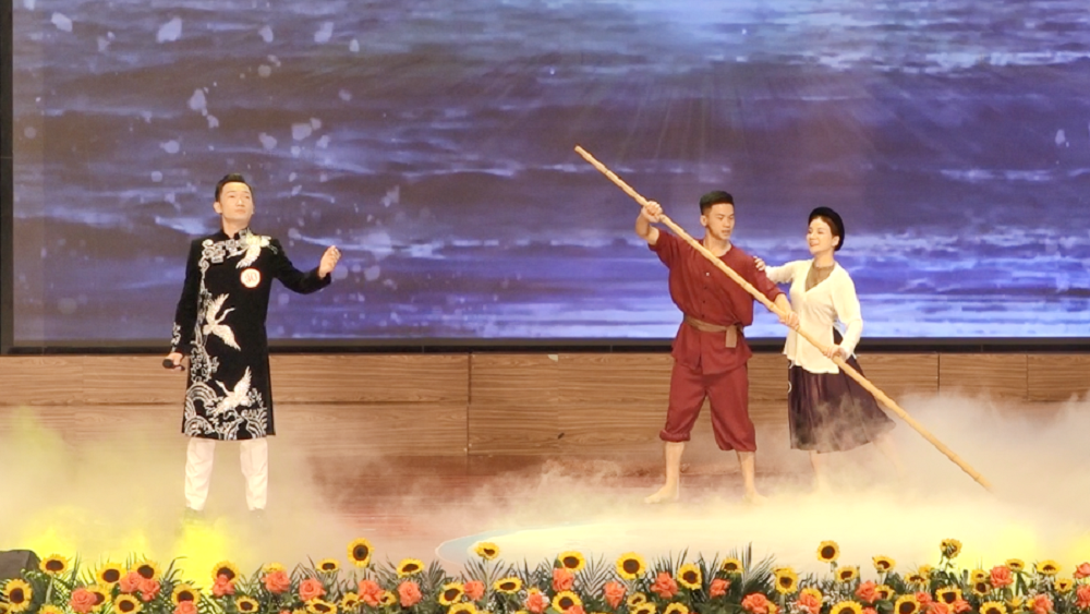 Thí sinh Nguyễn Tuấn Anh giành giải Nhất dòng nhạc dân gian tại chung kết "Tiếng hát sông Thương"