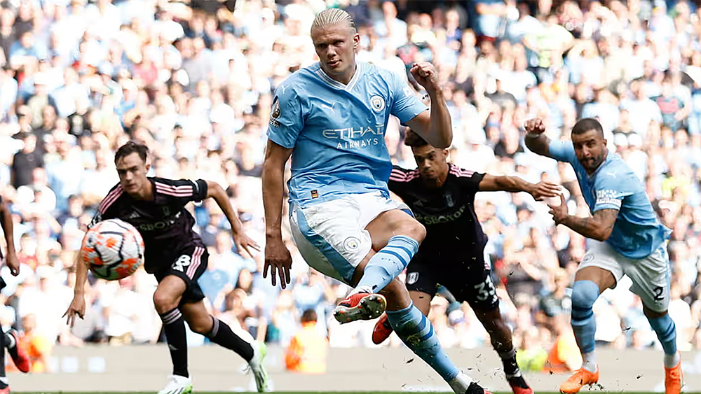 Ngoại hạng Anh: Man City lên đỉnh bảng, Haaland ghi hat-trick