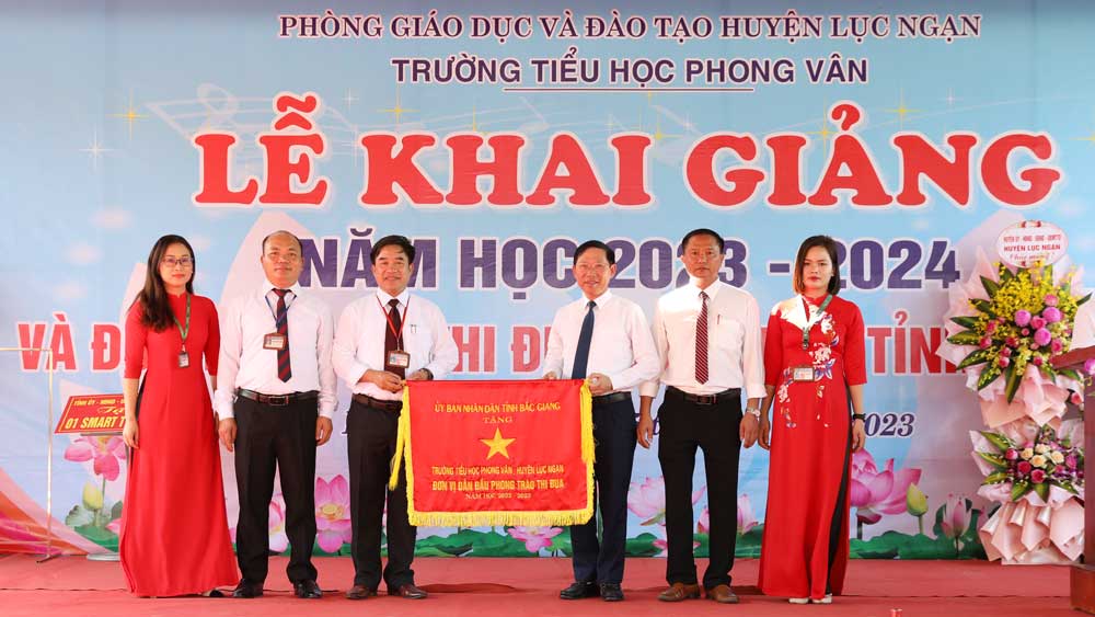 Chủ tịch UBND tỉnh Lê Ánh Dương dự khai giảng tại Trường Tiểu học Phong Vân (Lục Ngạn)