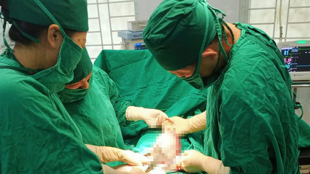 Cấp cứu kịp thời sản phụ ở Sơn Động có khối u xơ tử cung nặng 0,7 kg