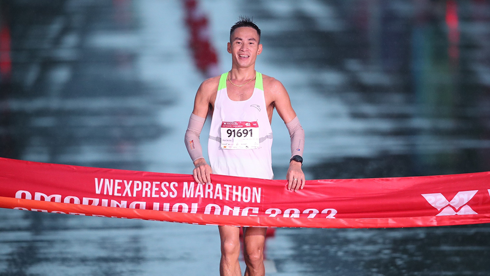 Phạm Tiến Sản - VĐV quê Bắc Giang vô địch VnExpress Marathon Hạ Long 2023