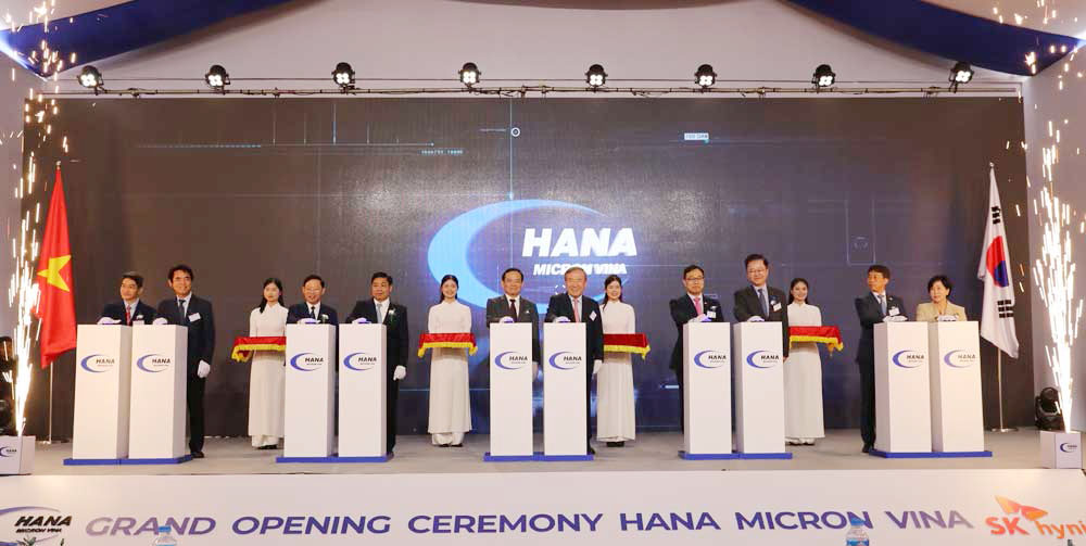 Deputy PM attends inauguration ceremony of Hana Micron Vina factory 2 in Bac Giang