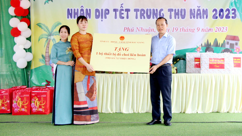 Phó Chủ tịch Thường trực UBND tỉnh Mai Sơn tặng quà người cao tuổi và trẻ em huyện Lục Ngạn