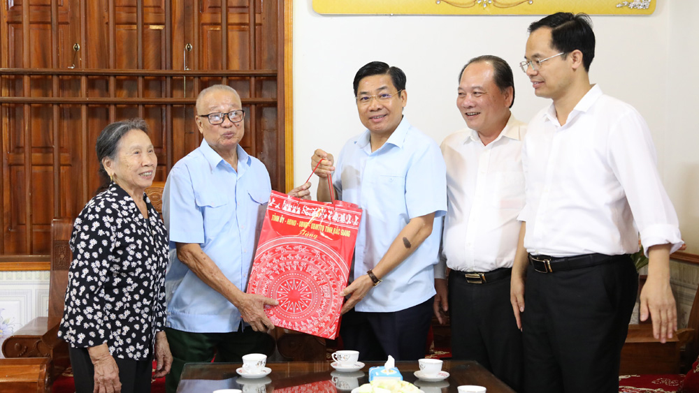 Bí thư Tỉnh ủy Dương Văn Thái thăm, tặng quà người cao tuổi và trẻ em huyện Yên Thế