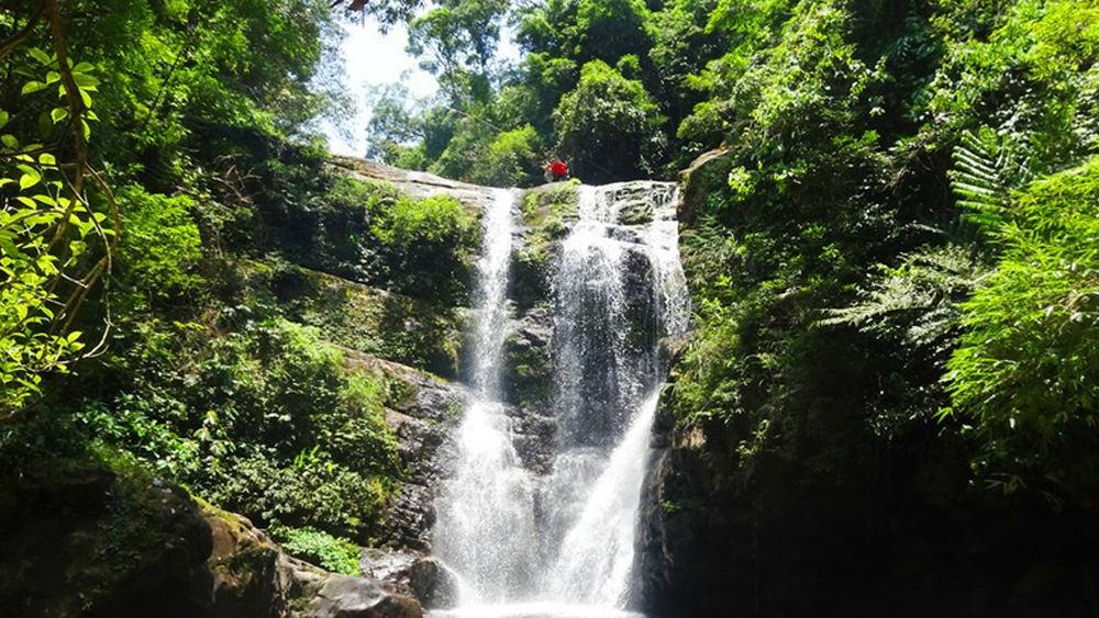 Exploring Khe Tien Waterfall in Quang Ninh