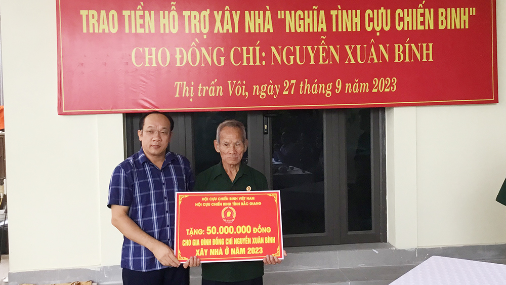 Hội Cựu chiến binh tỉnh Bắc Giang trao tiền hỗ trợ xây nhà cho hội viên Nguyễn Xuân Bính