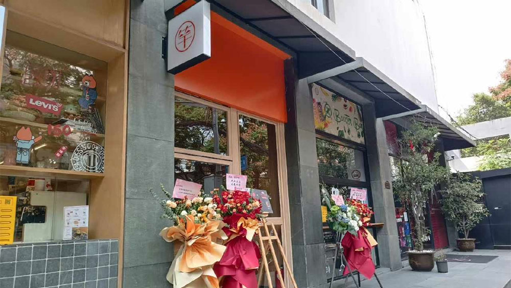 Vietnamese singer opens pho restaurant in Shanghai
