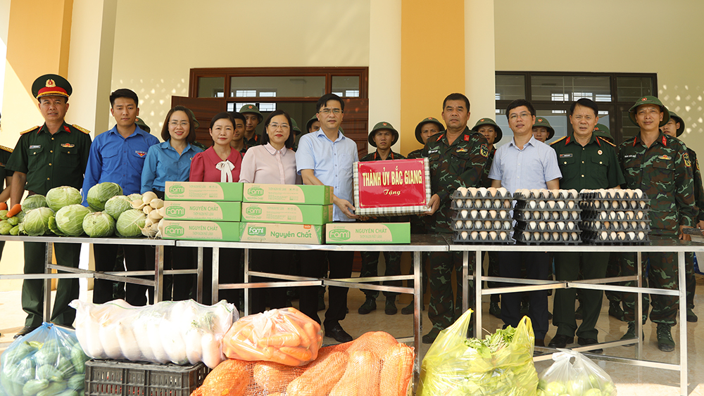 TP Bắc Giang: Tặng 1.200 kg nhu yếu phẩm phục vụ diễn tập khu vực phòng thủ