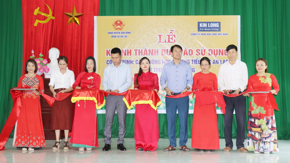 Bàn giao 2 phòng học cho điểm lẻ Trường Tiểu học An Lạc (Sơn Động)