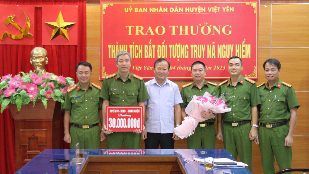 Khen thưởng đột xuất Công an huyện Việt Yên vì có thành tích truy bắt tội phạm