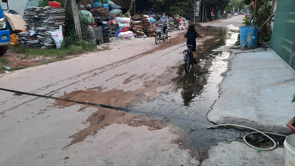 Lạng Giang: Đường đọng nước thải, tiềm ẩn nguy cơ tai nạn, ô nhiễm