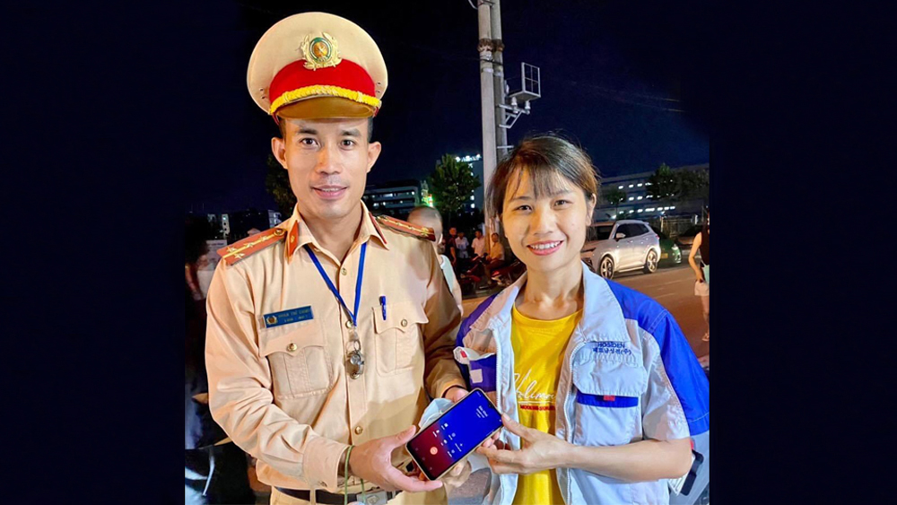 Cán bộ Công an huyện Việt Yên nhặt được của rơi trả lại người mất
