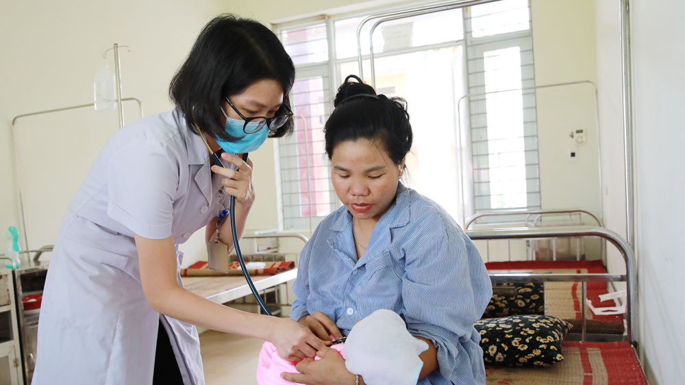 Bác sĩ trẻ tình nguyện chăm sóc sức khỏe cho người dân vùng cao