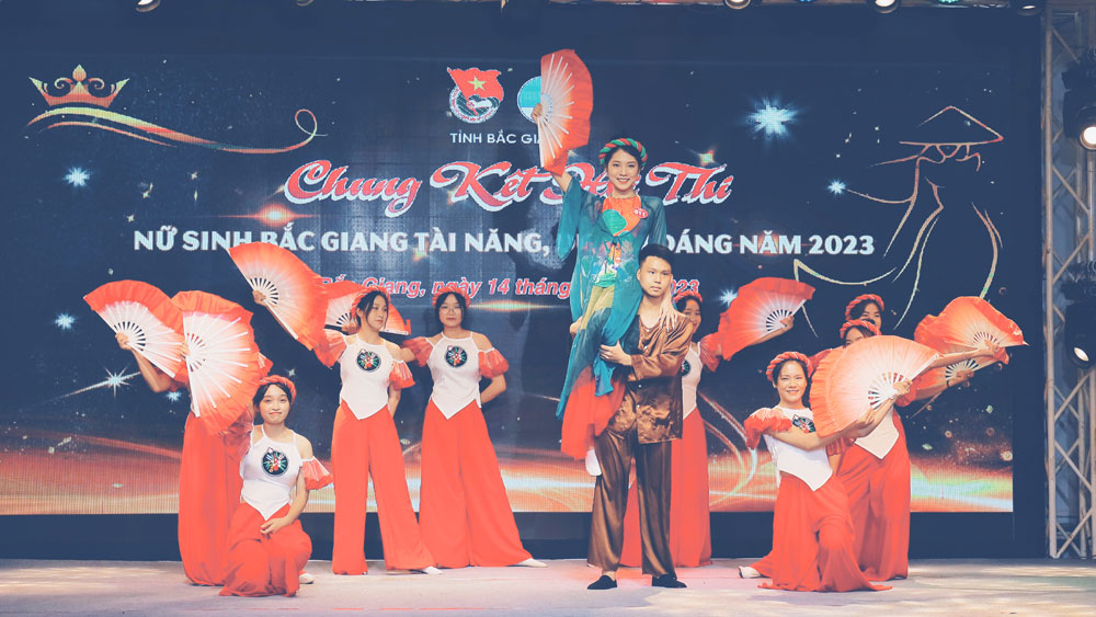 Tiết mục múa "Thị Mầu" của thí sinh Lương Thu Huyền tại hội thi “Nữ sinh Bắc Giang tài năng, duyên dáng"