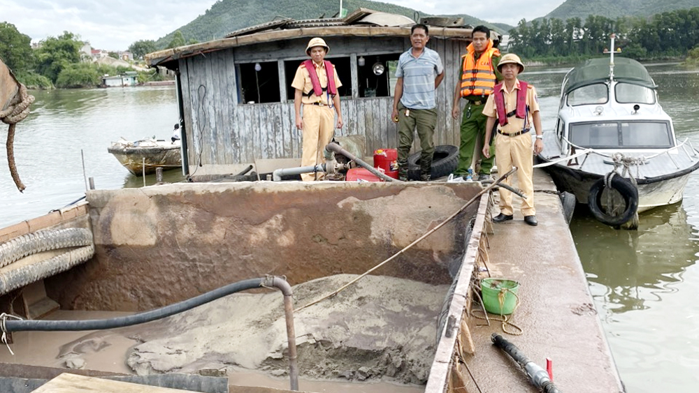 Xử lý nghiêm tàu khai thác cát trái phép trên tuyến sông Lục Nam