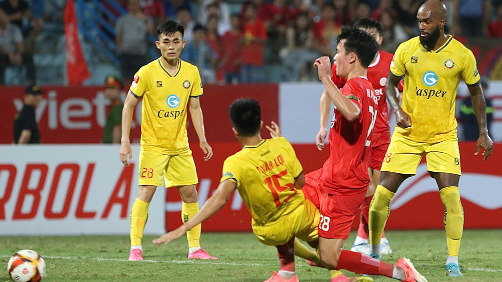 V-League: Viettel suýt thua Thanh Hoá trong "cơn mưa thẻ"