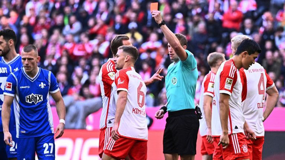 Bundesliga: Bayern thắng 8-0 trong trận đấu có ba thẻ đỏ