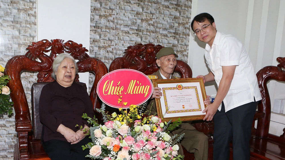 Việt Yên: 84 đảng viên được tặng, truy tặng Huy hiệu Đảng
