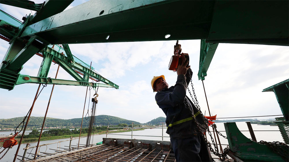 Construction site of 63.3 million USD cable-stayed bridge connecting Bac Giang and Hai Duong