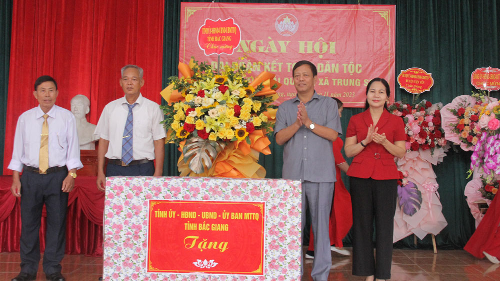 Trưởng Ban Tổ chức Tỉnh ủy Tống Ngọc Bắc dự Ngày hội Đại đoàn kết tại Việt Yên