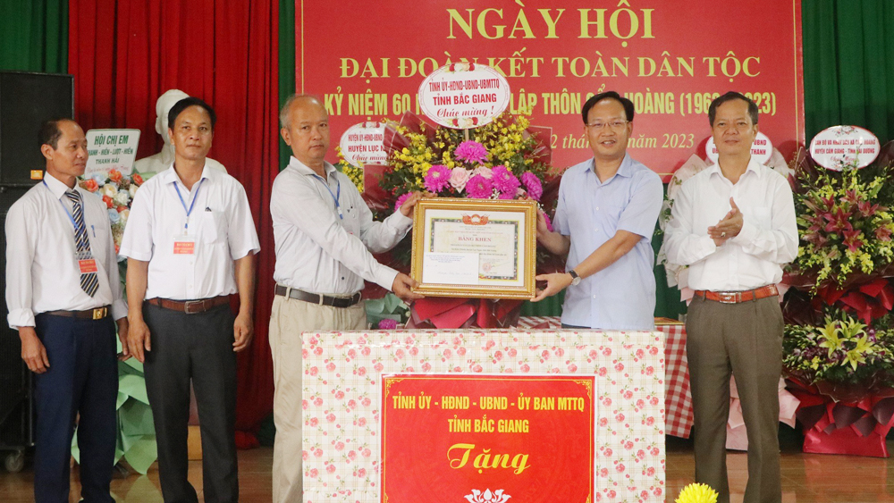 Trưởng Ban Dân vận Tỉnh ủy Phạm Văn Thịnh dự Ngày hội Đại đoàn kết tại huyện Lục Ngạn