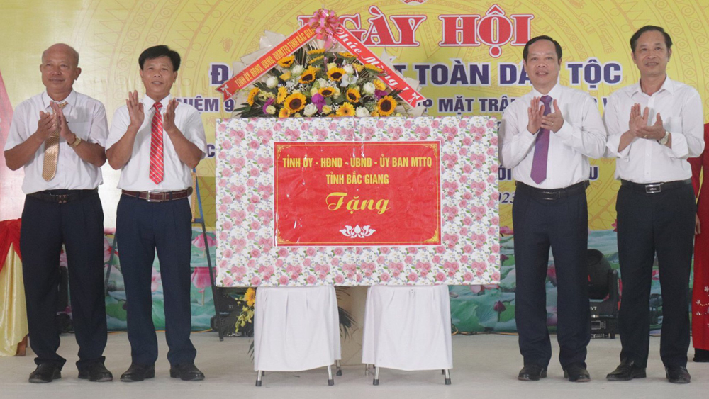 Phó Chủ tịch HĐND tỉnh Bắc Giang Nghiêm Xuân Hưởng dự Ngày hội Đại đoàn kết toàn dân tại huyện Lạng Giang