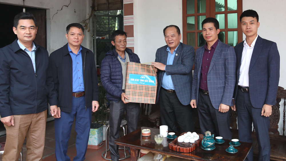 Chủ tịch Ủy ban MTTQ tỉnh Bắc Giang Trần Công Thắng thăm, tặng quà gia đình nạn nhân tai nạn giao thông tại huyện Hiệp Hòa