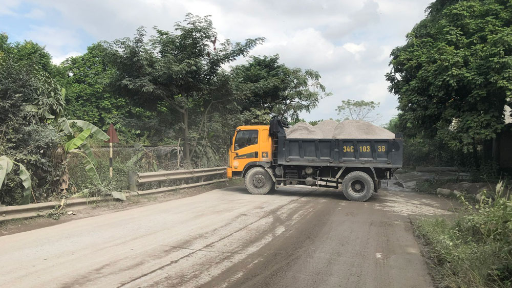 Việt Yên: Nhiều ô tô chở quá tải gây mất an toàn giao thông