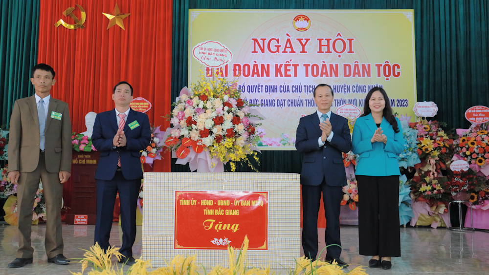 Phó Chủ tịch Thường trực UBND tỉnh Mai Sơn dự Ngày hội Đại đoàn kết toàn dân tộc tại thôn Thanh Vân