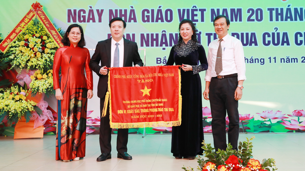 Phó Bí thư Thường trực Tỉnh ủy Lê Thị Thu Hồng dự lễ kỷ niệm Ngày Nhà giáo Việt Nam tại Trường THPT Chuyên Bắc Giang